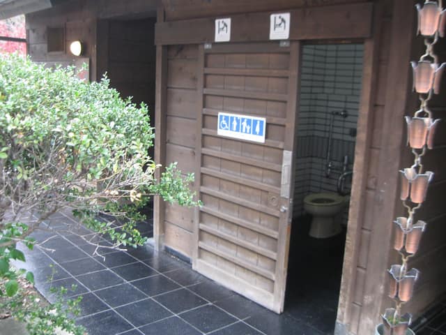 不動尊公衆便所 のトイレ入口写真