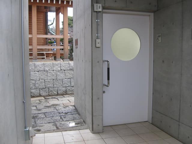祐天寺公衆便所 のトイレ入口写真