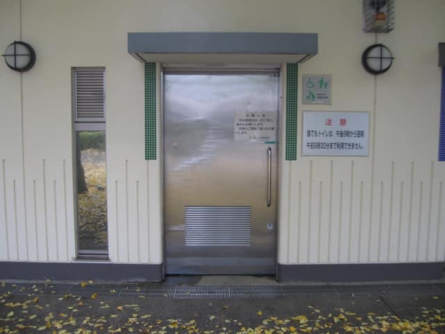 圓融寺公衆便所 のトイレ入口写真