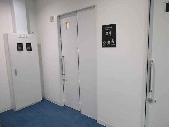 東京都人権プラザ のトイレ入口写真