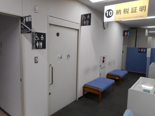 港都税事務所 のトイレ入口写真