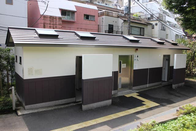 青山霊園 のトイレ入口写真