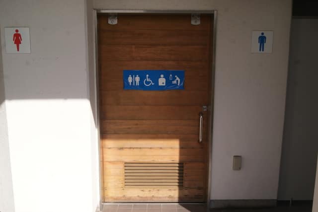 旧芝離宮恩賜庭園 のトイレ入口写真
