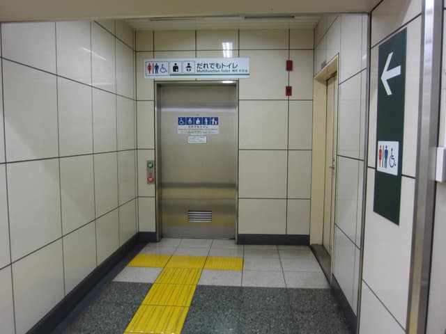 都営浅草線高輪台駅 のトイレ入口写真