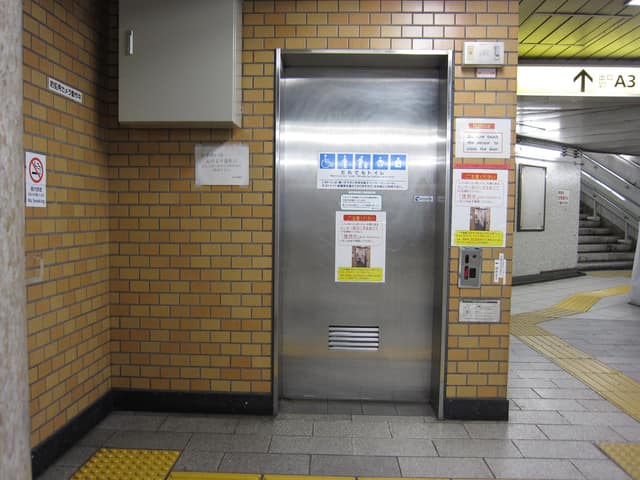 都営浅草線泉岳寺駅 のトイレ入口写真