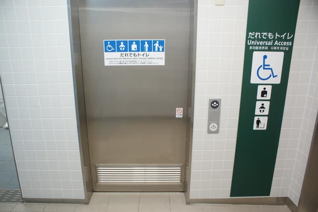 都営浅草線大門駅 のトイレ入口写真