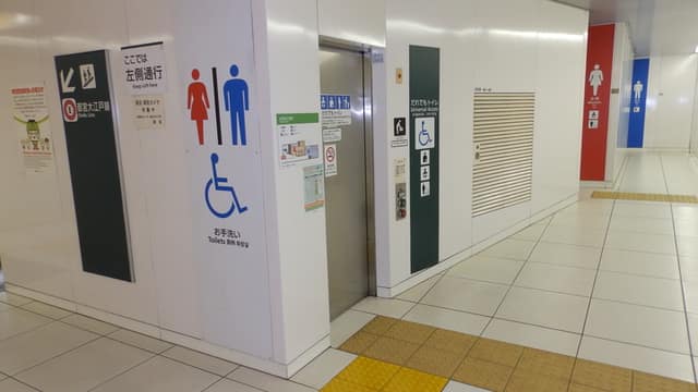 都営大江戸線汐留駅 のトイレ入口写真