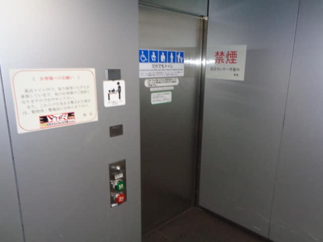 都営大江戸線大門駅 のトイレ入口写真