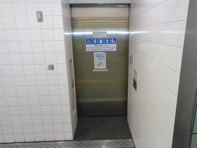 都営大江戸線麻布十番駅 のトイレ入口写真