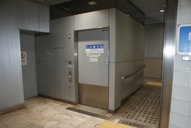 都営大江戸線青山一丁目駅 のトイレ入口写真