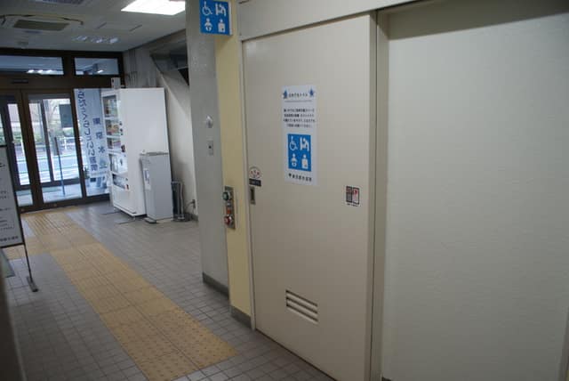 東京都水道局港営業所 のトイレ入口写真