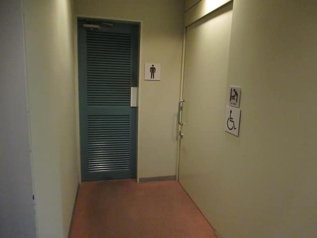 都立中央図書館 のトイレ入口写真