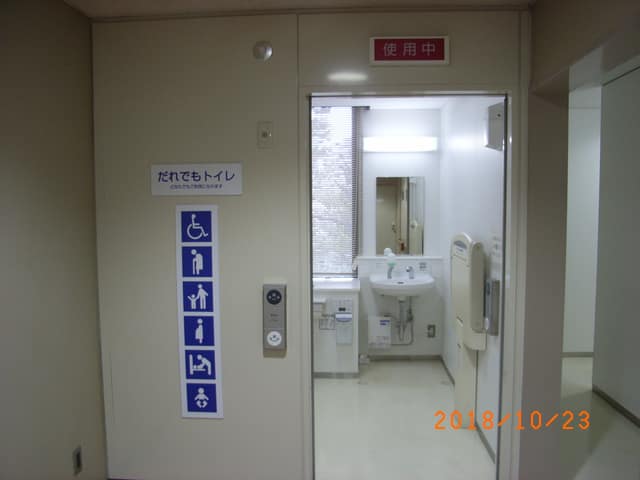 麻布地区総合支所 のトイレ入口写真