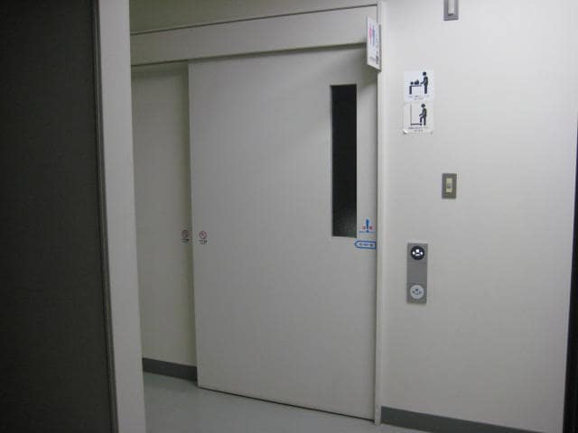 港区赤坂地区総合支所 のトイレ入口写真