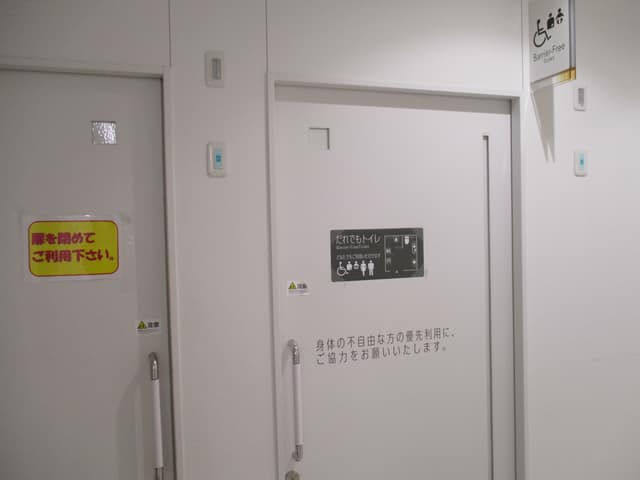 港区スポーツセンター のトイレ入口写真