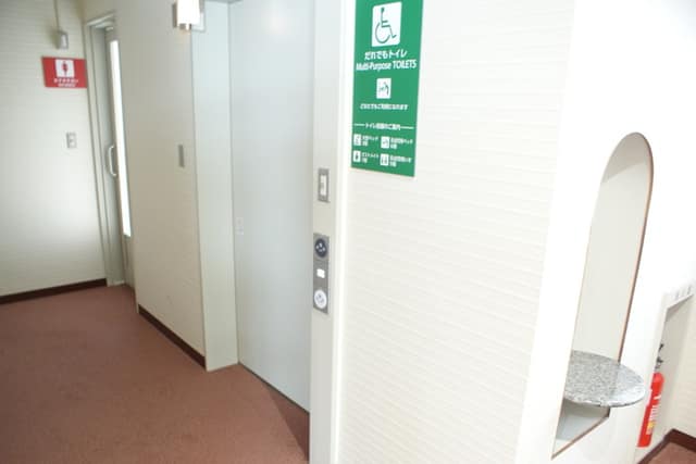 港区役所庁舎 のトイレ入口写真
