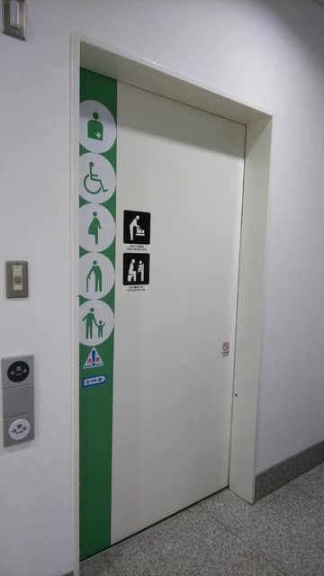 港区みなと保健所 のトイレ入口写真