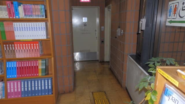 みなと図書館 のトイレ入口写真