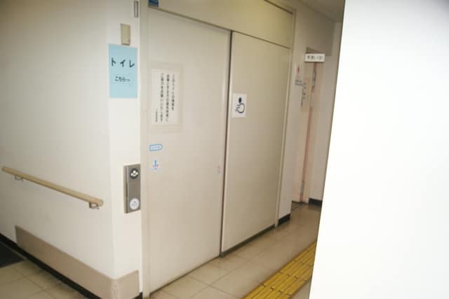 三田図書館 のトイレ入口写真