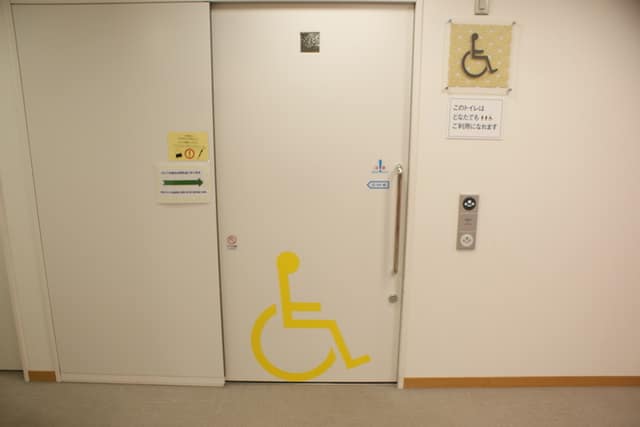 麻布図書館 のトイレ入口写真