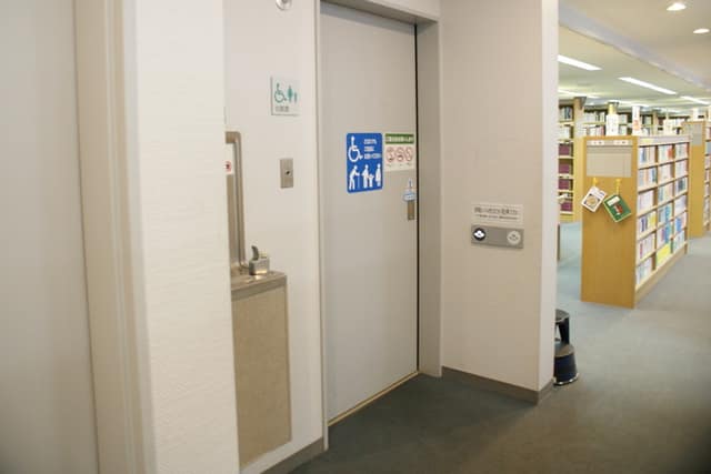高輪図書館 のトイレ入口写真