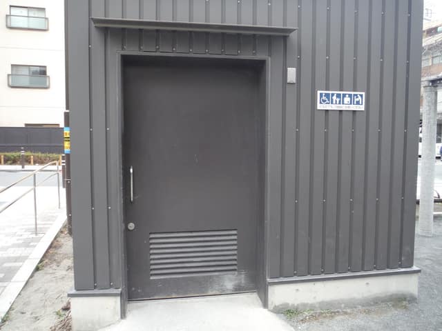 南麻布新堀児童遊園 のトイレ入口写真