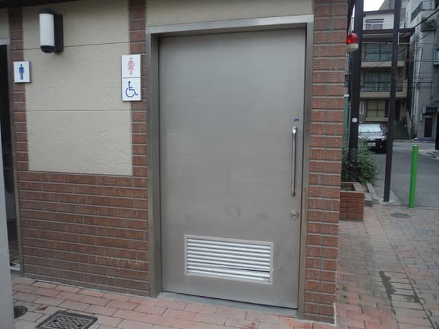飯倉公園 のトイレ入口写真