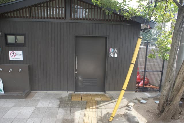 有栖川宮記念公園 のトイレ入口写真