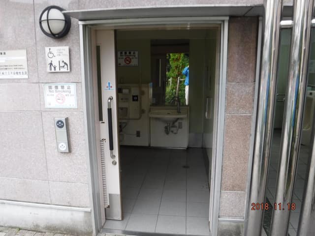 区立桜田公園 のトイレ入口写真