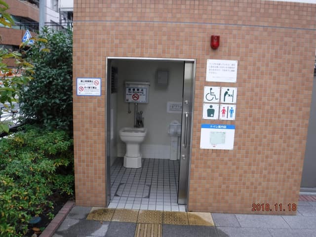 区立塩釜公園 のトイレ入口写真