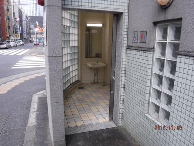 区立南桜公園 のトイレ入口写真