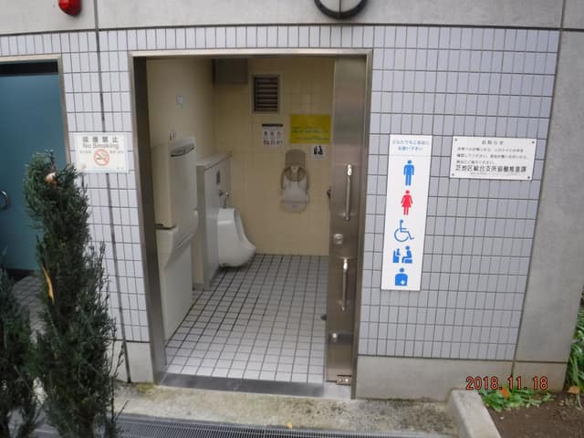 区立芝五丁目児童遊園 のトイレ入口写真