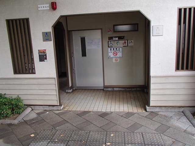 氷川公園 のトイレ入口写真
