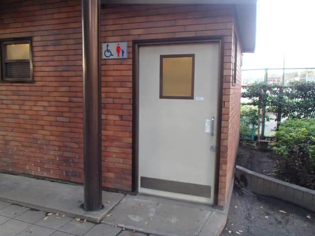 青葉公園 のトイレ入口写真