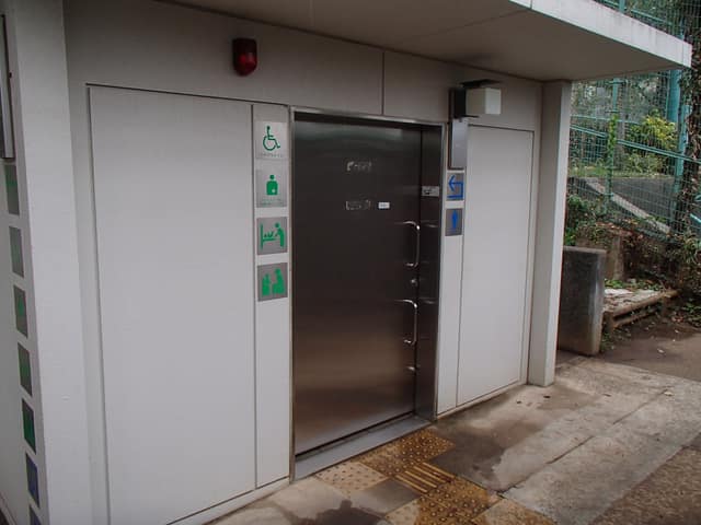 青山公園 のトイレ入口写真