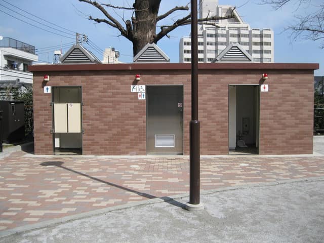 亀塚公園 のトイレ入口写真