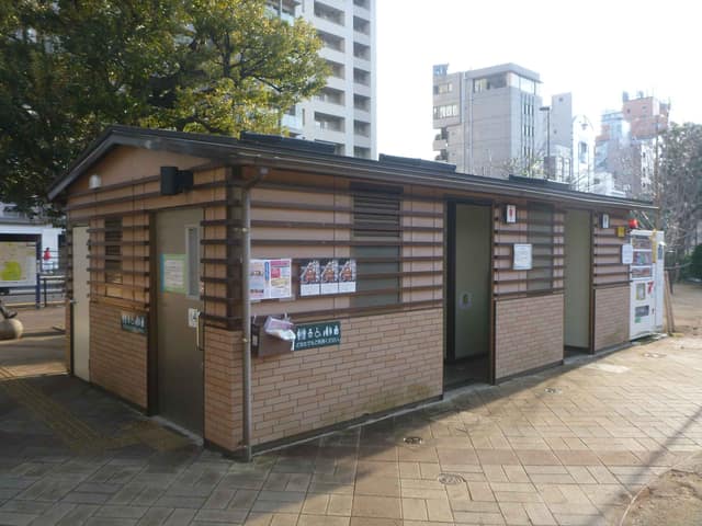 白金台どんぐり児童遊園 のトイレ入口写真