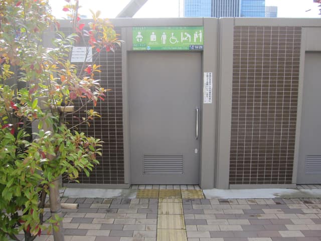 芝浦公園 のトイレ入口写真