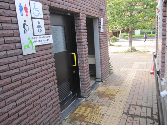 プラタナス公園 のトイレ入口写真