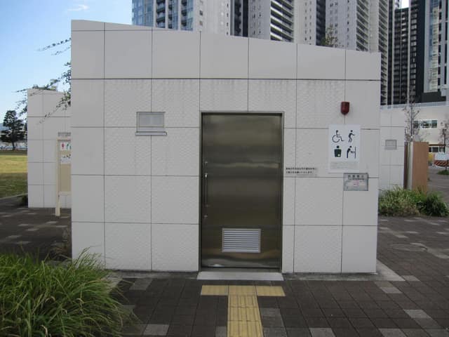 港南緑水公園 のトイレ入口写真