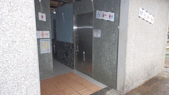 お台場レインボー公園 のトイレ入口写真
