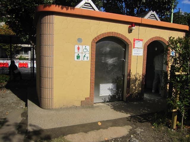 港南三丁目遊び場 のトイレ入口写真