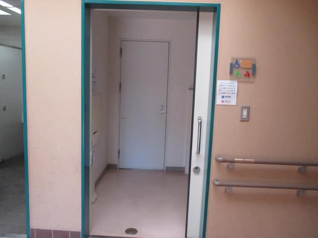 芝給水所公園運動場 のトイレ入口写真