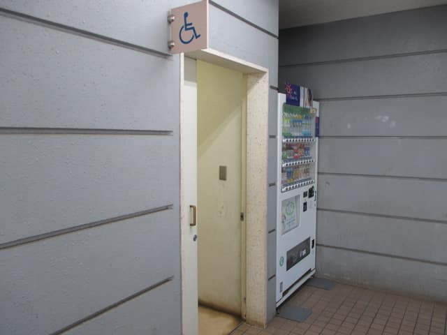 麻布運動場 のトイレ入口写真