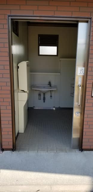 芝浦南ふ頭公園運動広場 のトイレ入口写真