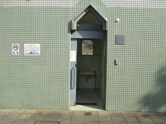 埠頭少年野球場 のトイレ入口写真