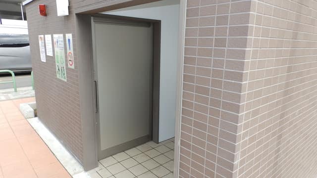 三田綱町児童遊園 のトイレ入口写真