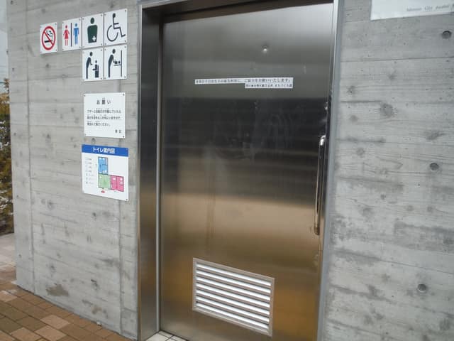 西麻布二丁目公衆便所 のトイレ入口写真