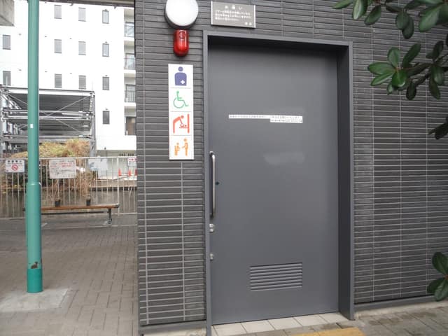 中ノ橋際公衆便所 のトイレ入口写真