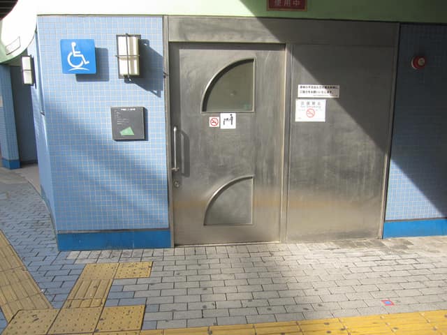 田町駅東口公衆便所 のトイレ入口写真